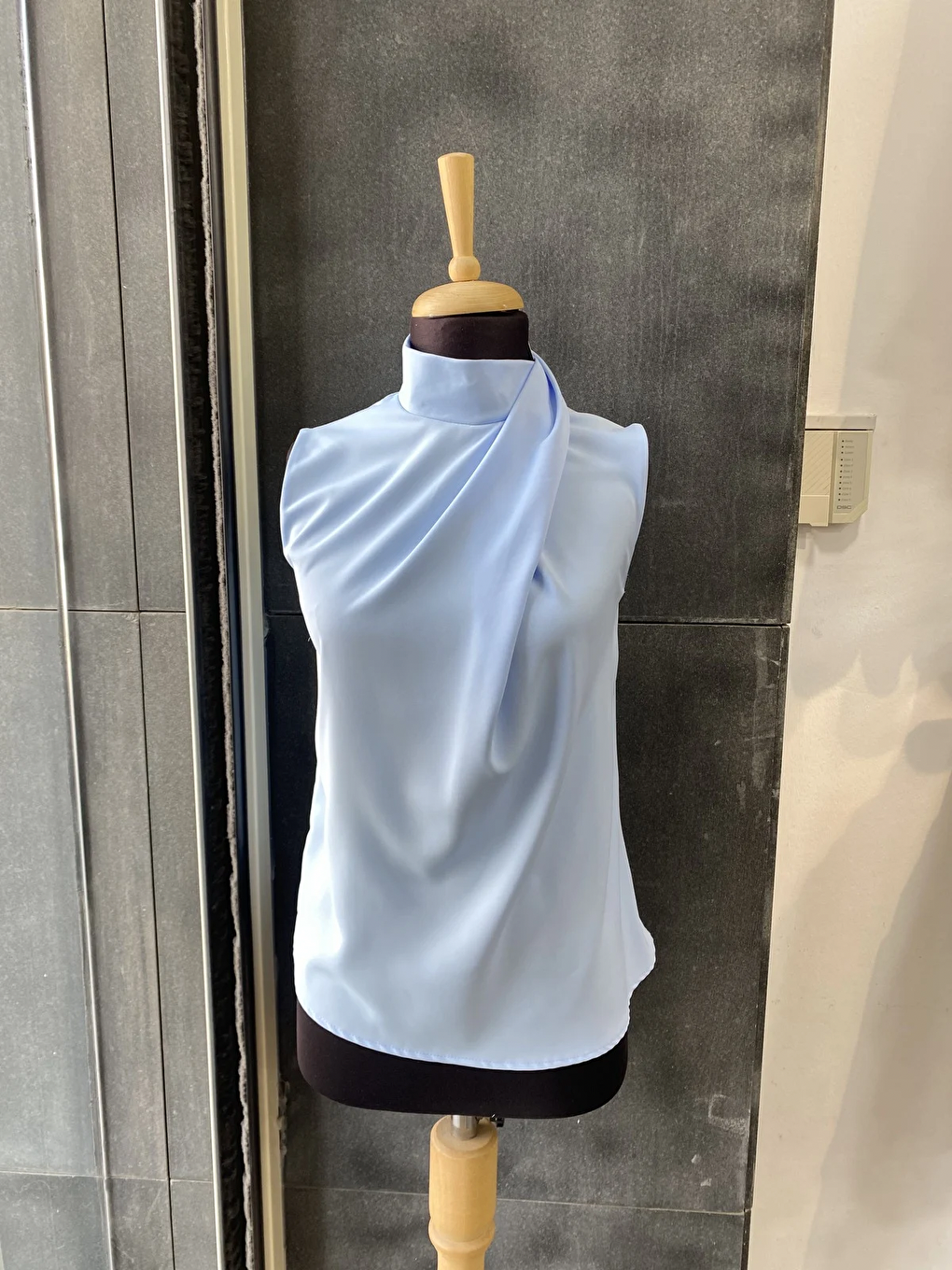 Mavi Boğazlı İç Göstermeyen Sıfır Kol Kadın Gömleği-4