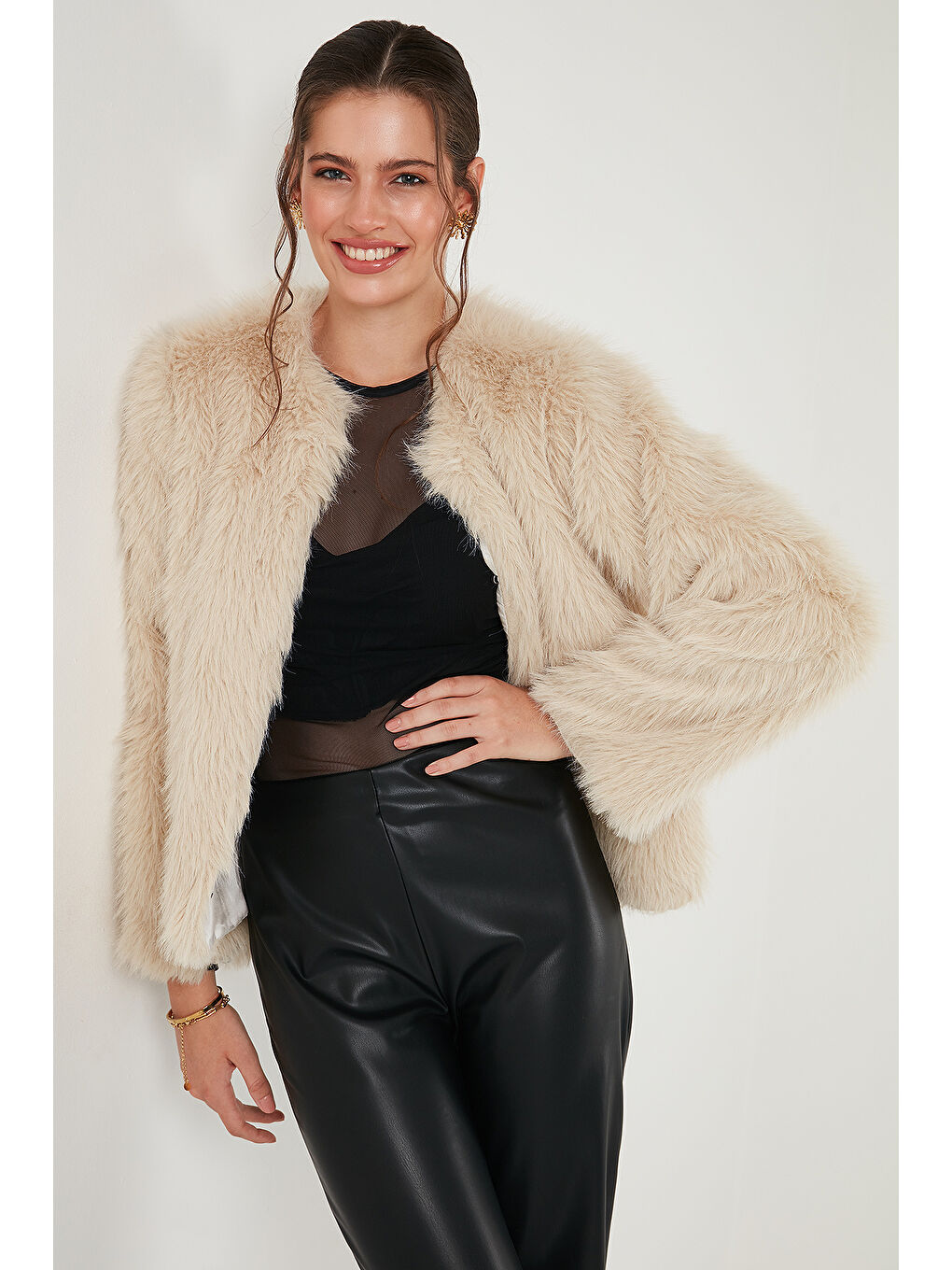 Ekru Oversize Fit Yuvarlak Yaka Astarlı Kısa Kürk 6810266-5