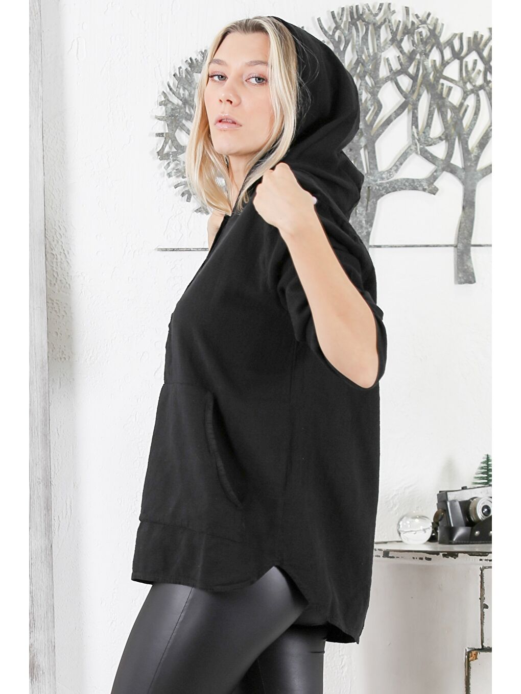 Siyah Kapüşonlu Uzun Kol Düğmeli Kanguru Cepli Yıkamalı Dokuma Geniş Kesim Bluz-1