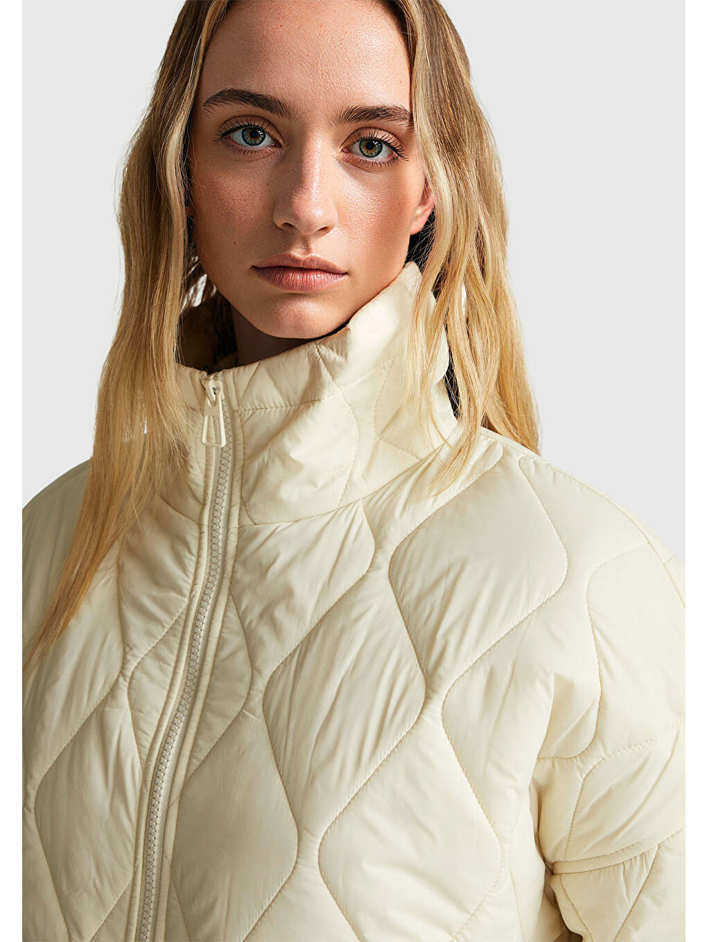 Ekru Kadın Krem Fermuarlı Cepli Dik Yaka Kapitone Mont-5