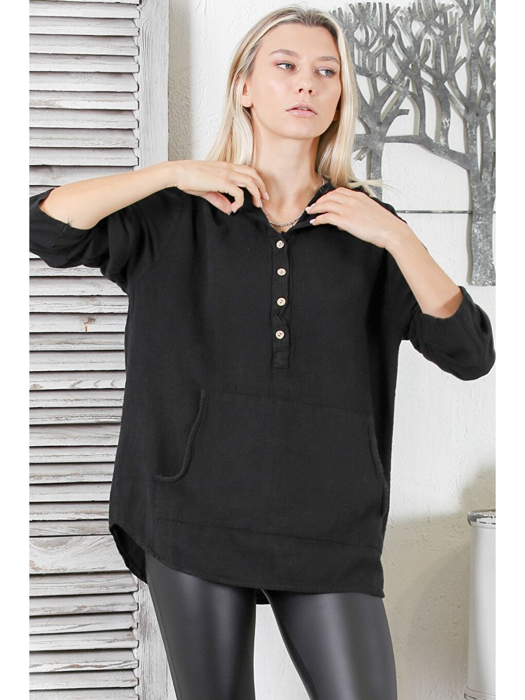 Siyah Kapüşonlu Uzun Kol Düğmeli Kanguru Cepli Yıkamalı Dokuma Geniş Kesim Bluz-2