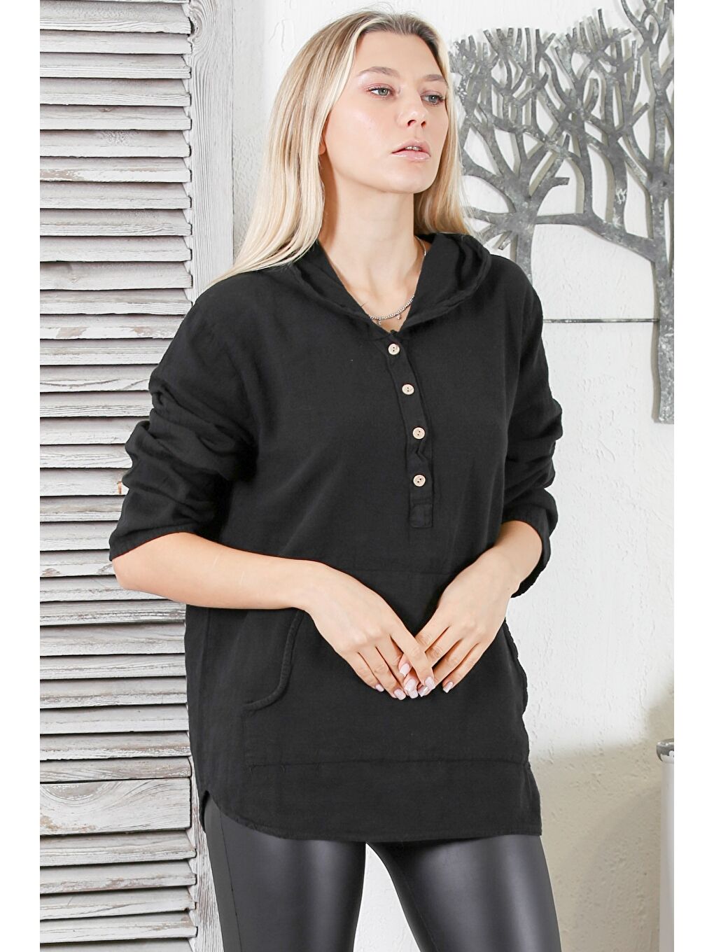 Siyah Kapüşonlu Uzun Kol Düğmeli Kanguru Cepli Yıkamalı Dokuma Geniş Kesim Bluz-3