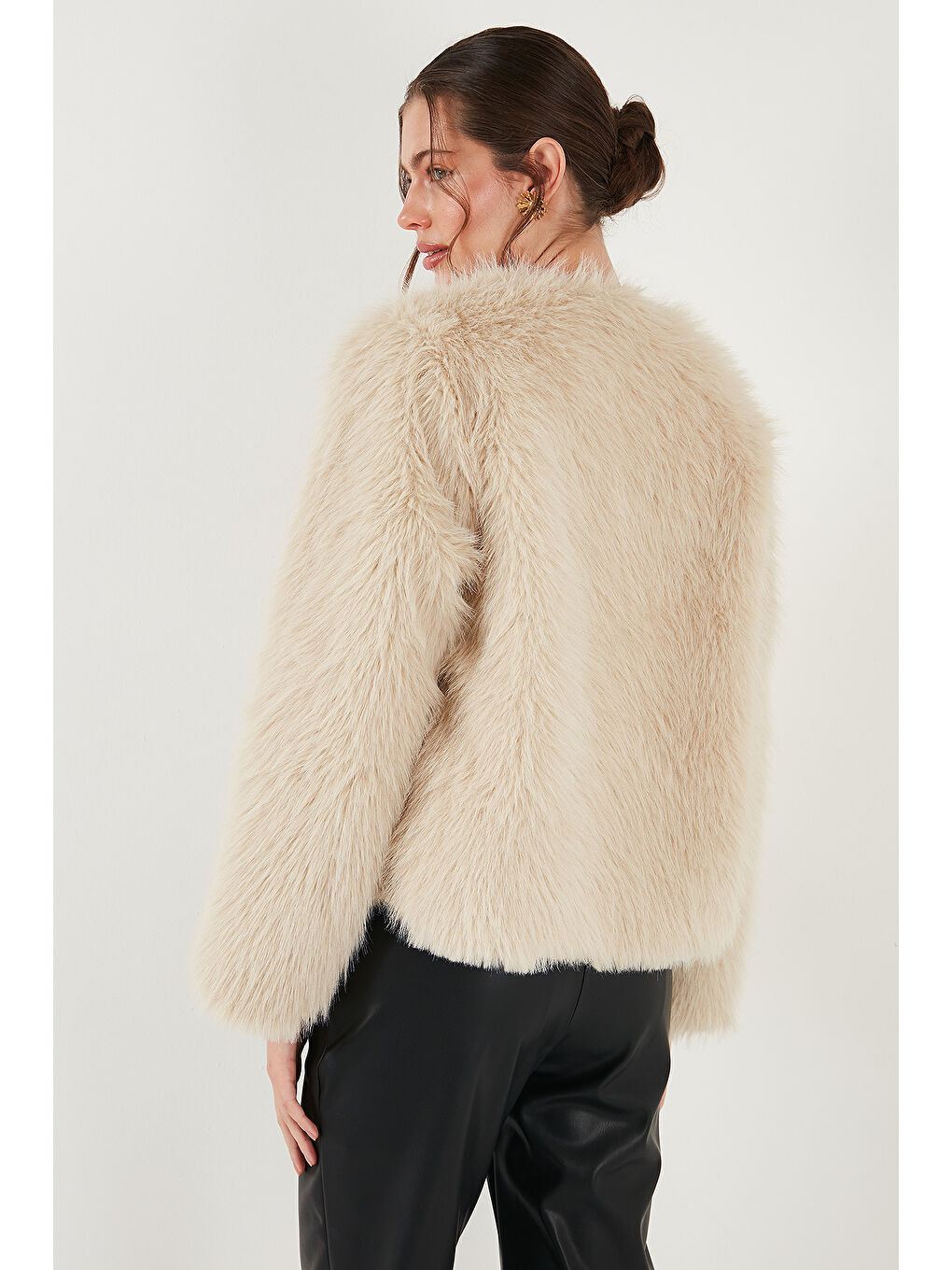 Ekru Oversize Fit Yuvarlak Yaka Astarlı Kısa Kürk 6810266-6