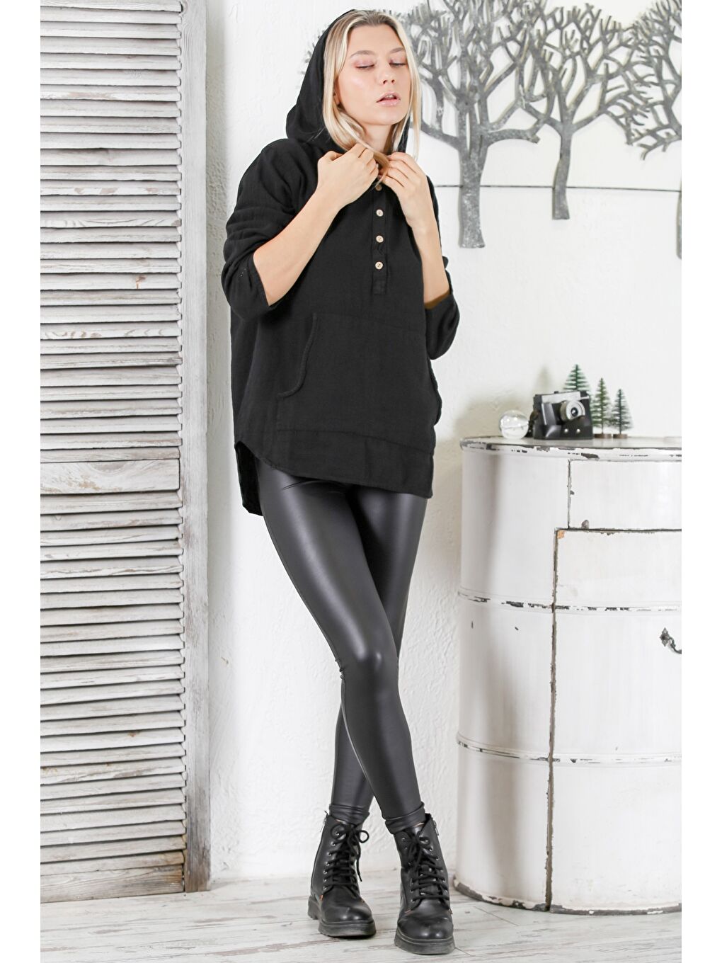 Siyah Kapüşonlu Uzun Kol Düğmeli Kanguru Cepli Yıkamalı Dokuma Geniş Kesim Bluz-4