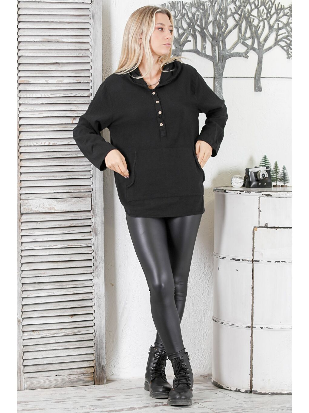 Siyah Kapüşonlu Uzun Kol Düğmeli Kanguru Cepli Yıkamalı Dokuma Geniş Kesim Bluz-5