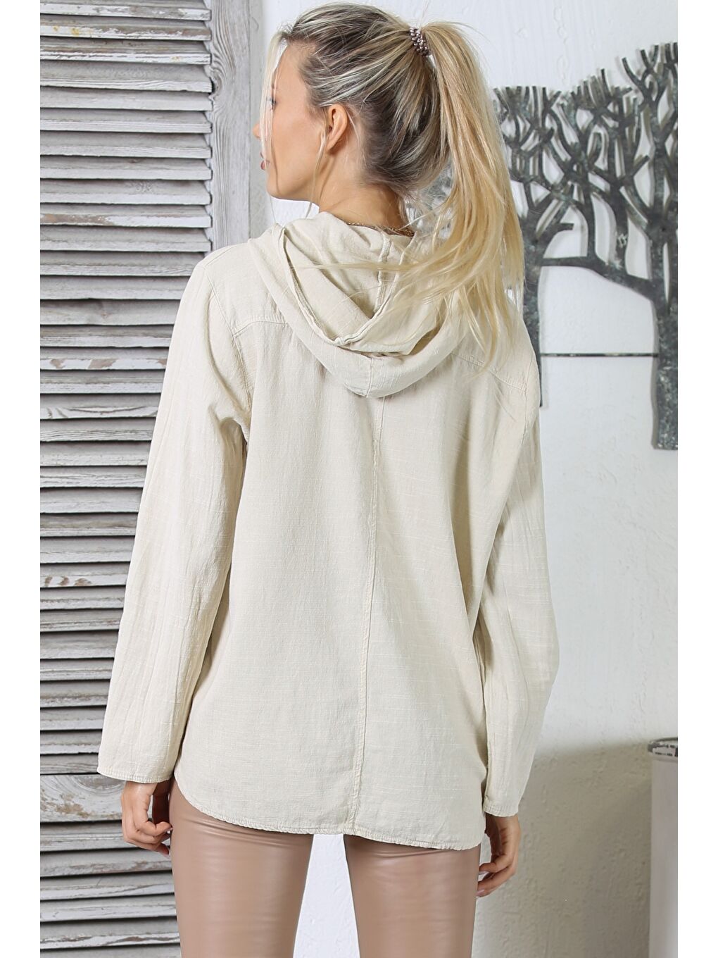 Ekru Krem Rengi Kapüşonlu Uzun Kol Düğmeli Kanguru Cepli Yıkamalı Dokuma Geniş Kesim Bluz-7