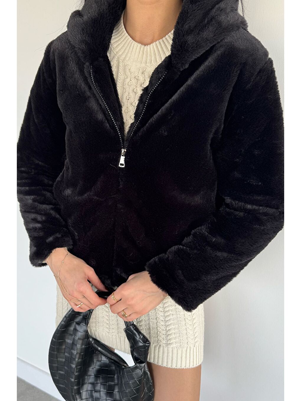 Siyah Kadın Kapüşonlu İç Astarlı Çift Cepli Pelüş Mont-1