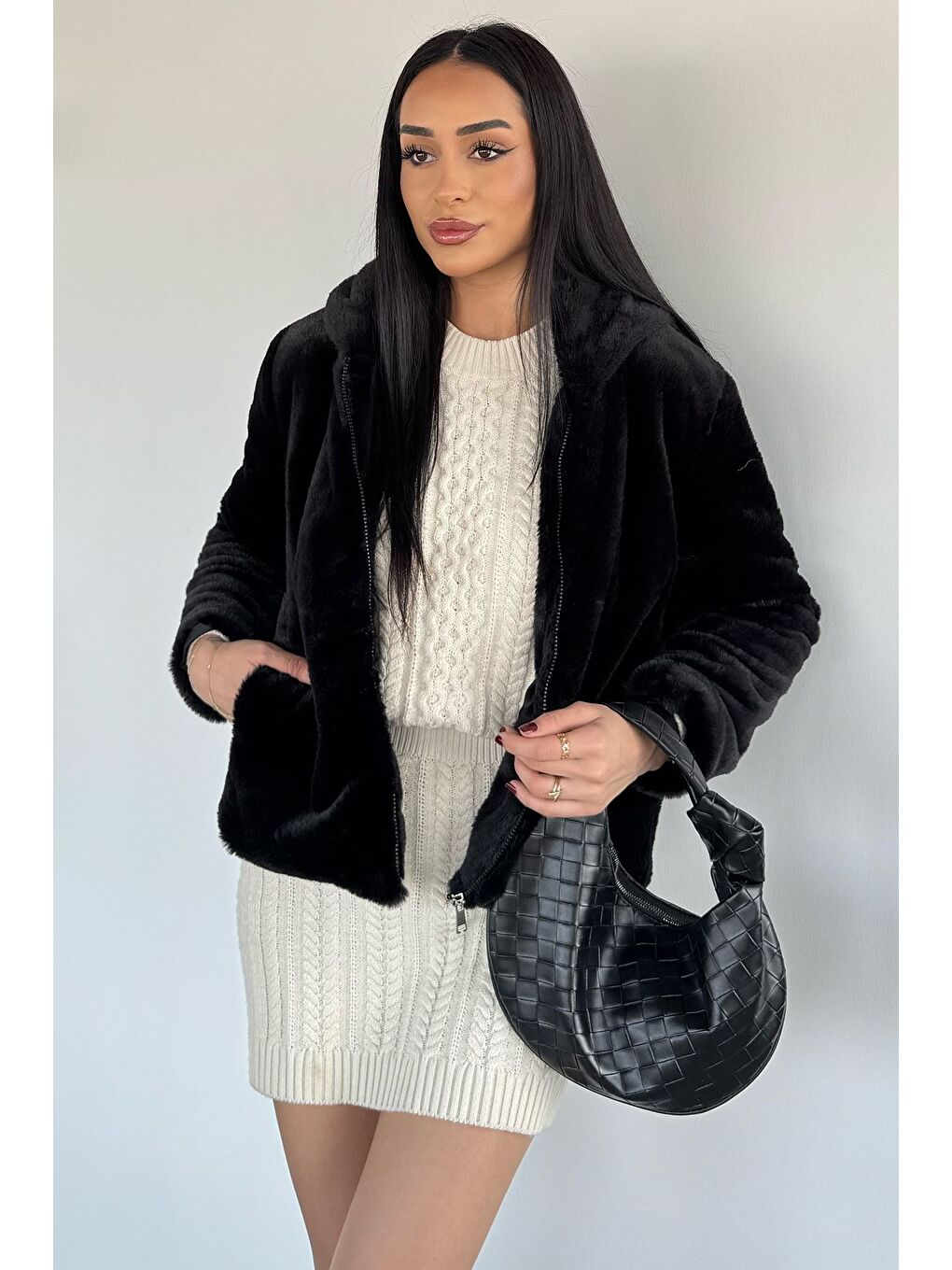 Siyah Kadın Kapüşonlu İç Astarlı Çift Cepli Pelüş Mont-2