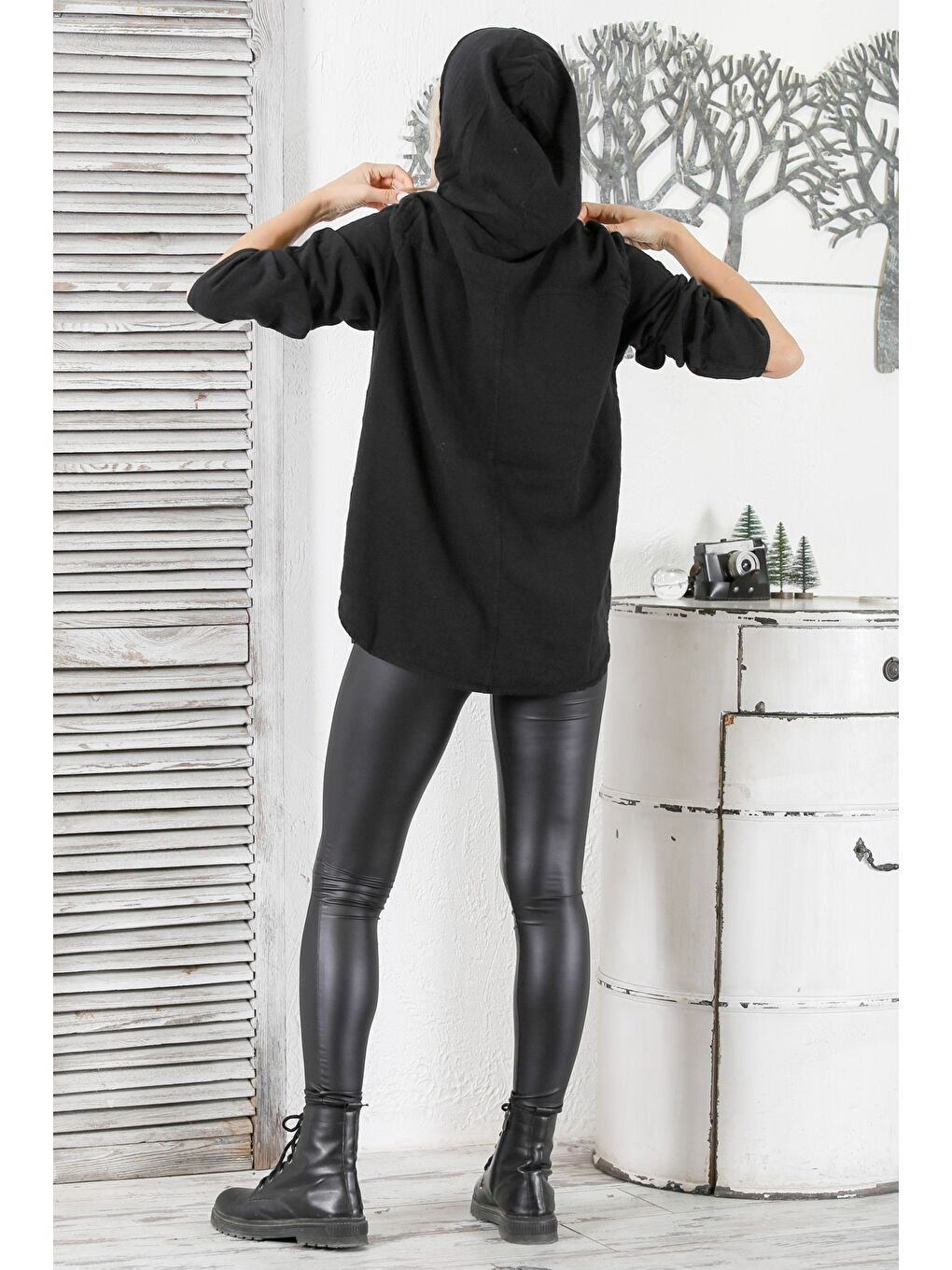 Siyah Kapüşonlu Uzun Kol Düğmeli Kanguru Cepli Yıkamalı Dokuma Geniş Kesim Bluz-6