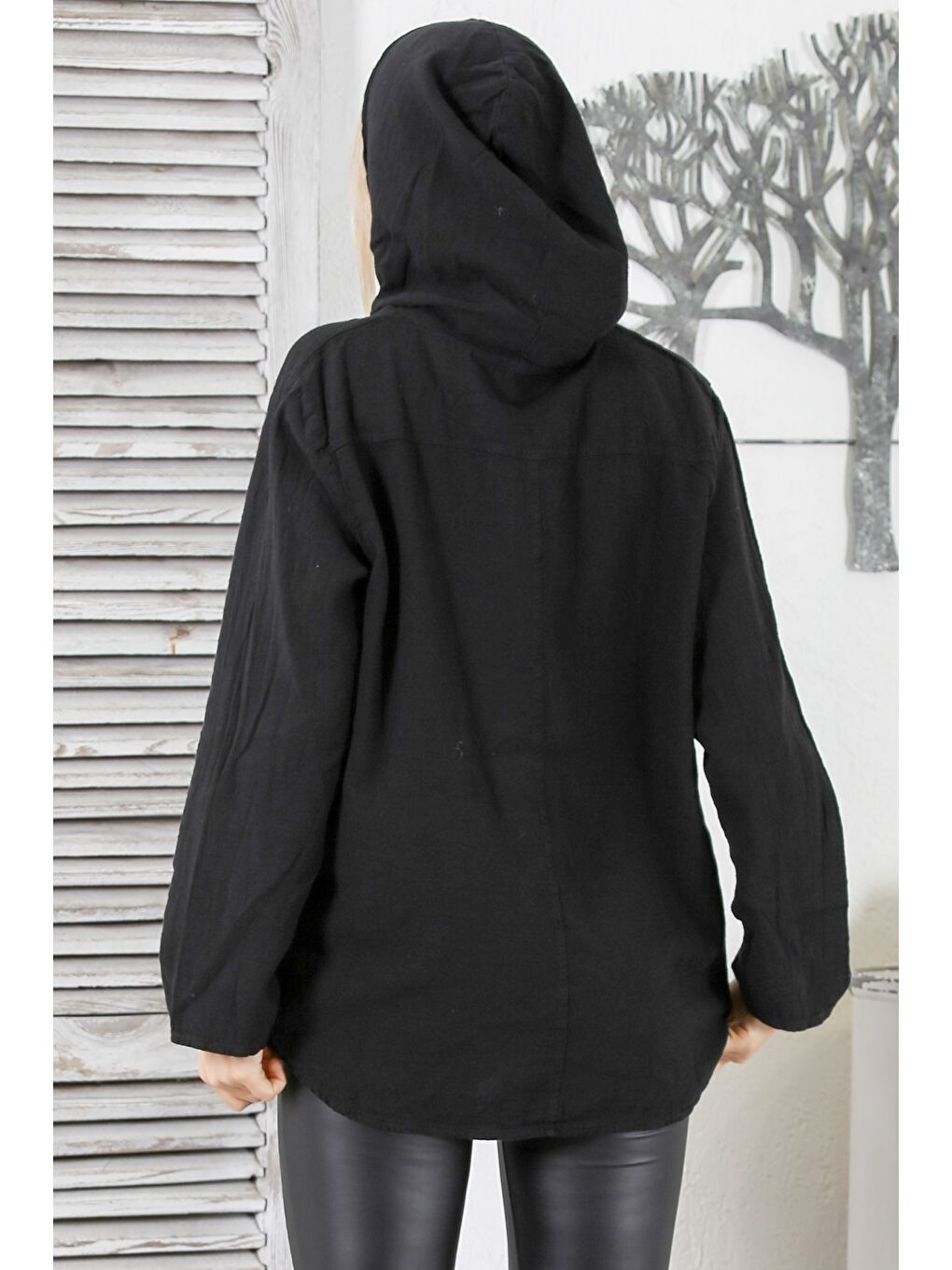 Siyah Kapüşonlu Uzun Kol Düğmeli Kanguru Cepli Yıkamalı Dokuma Geniş Kesim Bluz-7