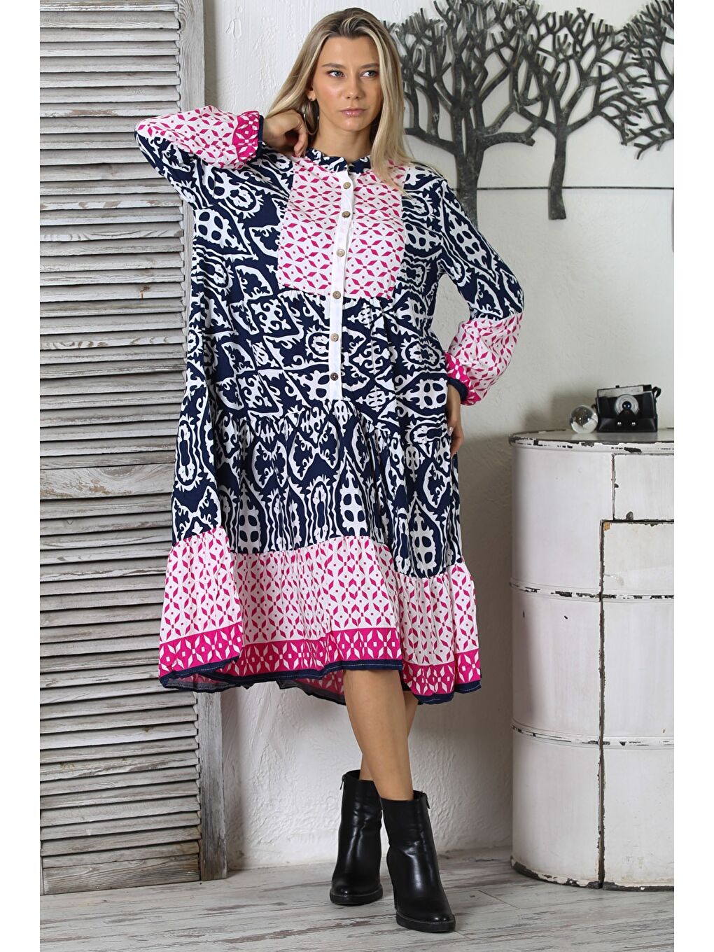 Lacivert-Beyaz-Pembe Hakim Yaka Uzun Kol Düğmeli Fırfırlı Geniş Kesim Dokuma Casual Elbise