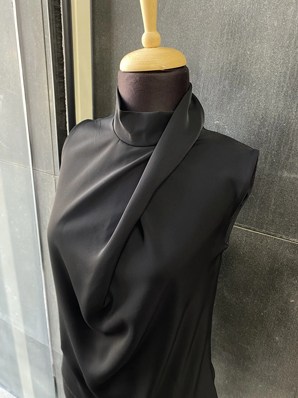 Siyah Boğazlı İç Göstermeyen Sıfır Kol Kadın Gömleği-1