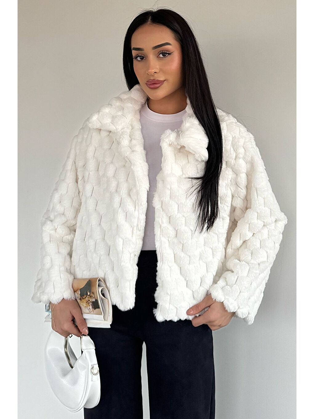 Beyaz Kadın İç Astarlı Pelüş Mont