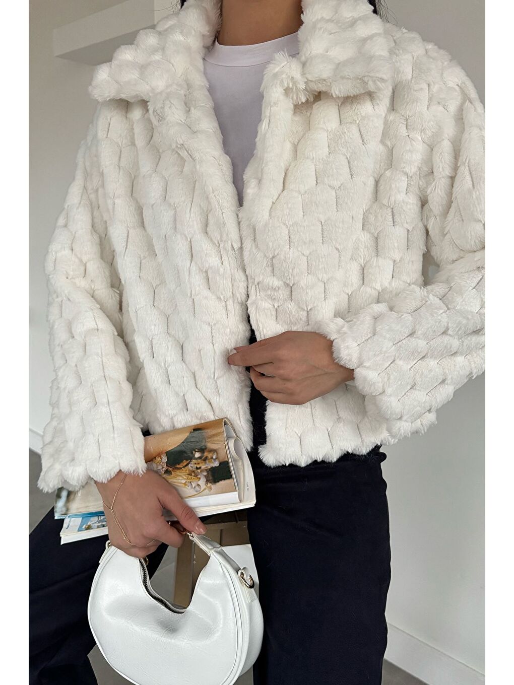 Beyaz Kadın İç Astarlı Pelüş Mont-1
