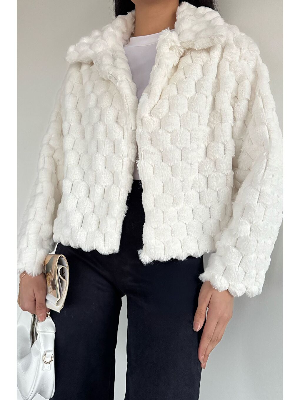 Beyaz Kadın İç Astarlı Pelüş Mont-2