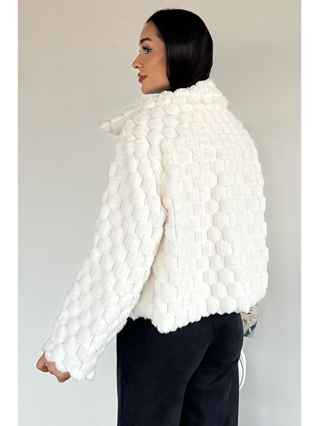 Beyaz Kadın İç Astarlı Pelüş Mont-3