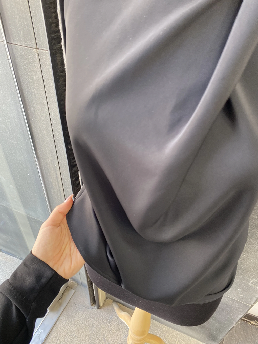 Siyah Boğazlı İç Göstermeyen Sıfır Kol Kadın Gömleği-2