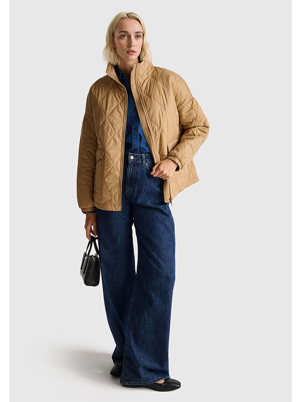 Kadın Açık Kahverengi Fermuarlı Cepli Dik Yaka Kapitone Mont-4