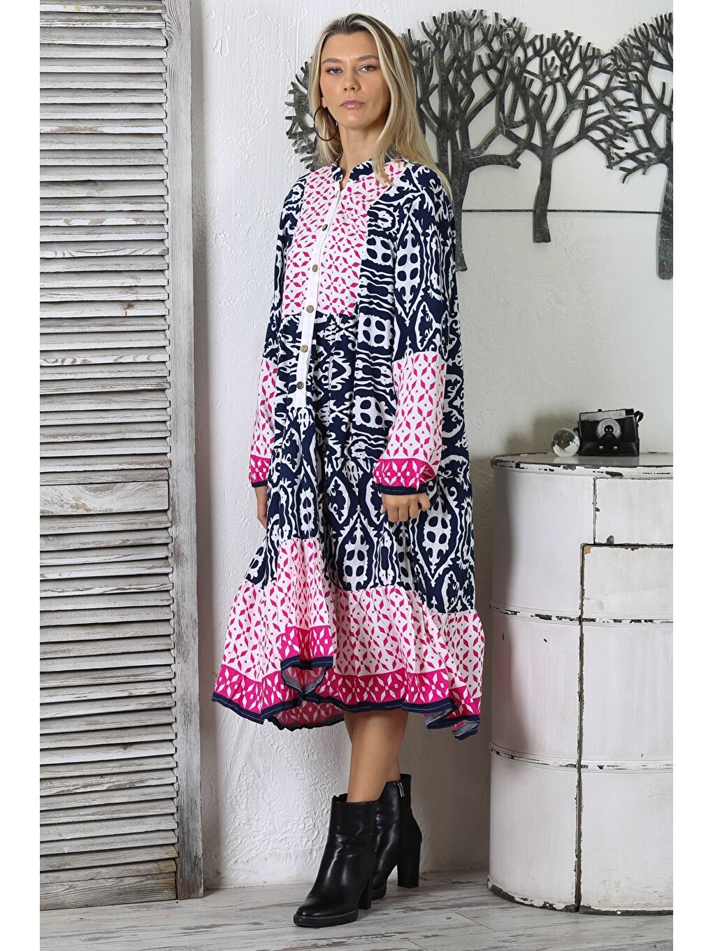 Lacivert-Beyaz-Pembe Hakim Yaka Uzun Kol Düğmeli Fırfırlı Geniş Kesim Dokuma Casual Elbise-4