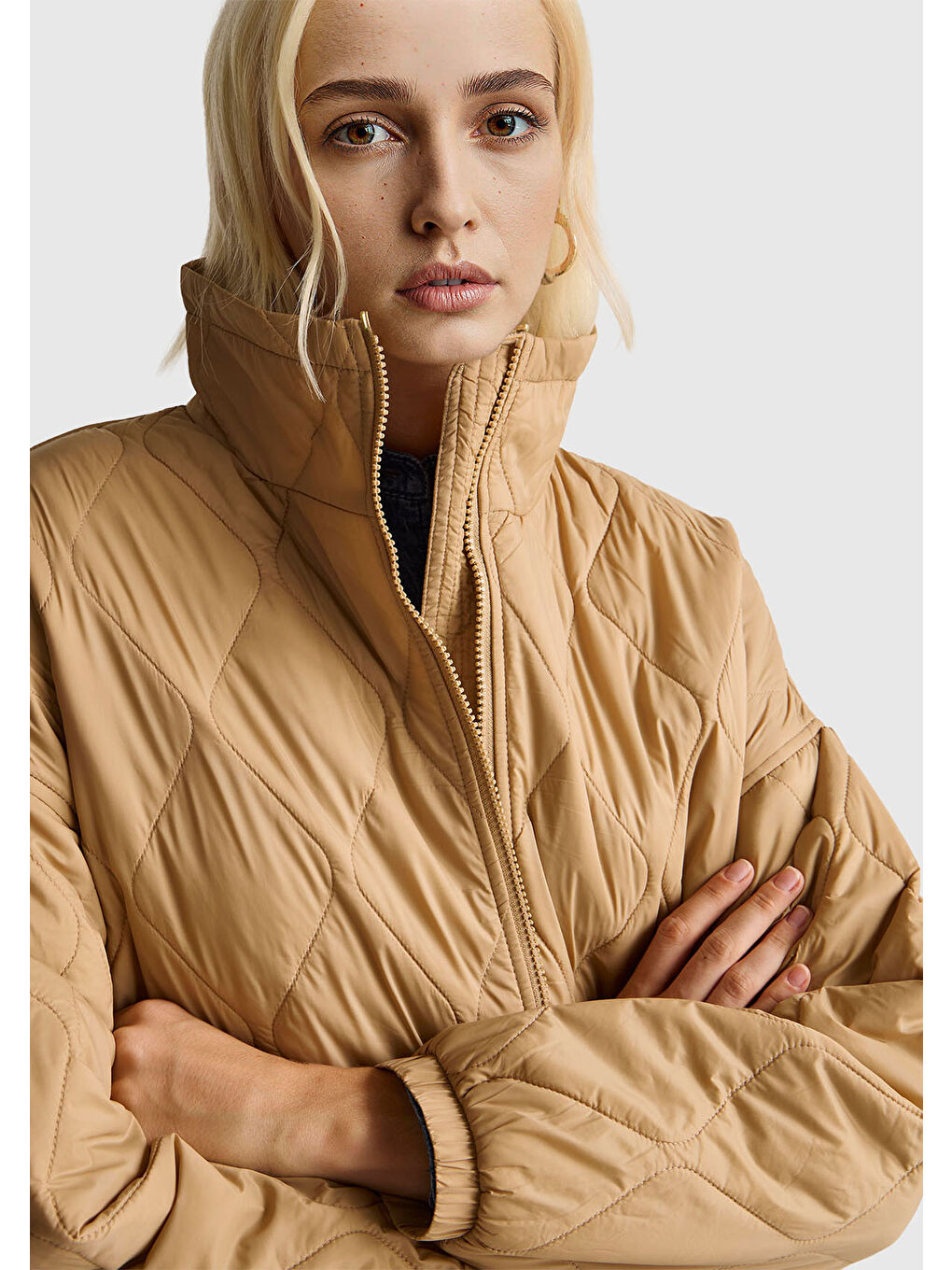 Kadın Açık Kahverengi Fermuarlı Cepli Dik Yaka Kapitone Mont-5