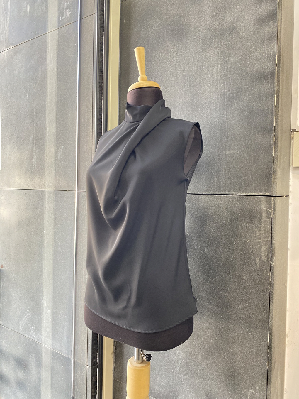 Siyah Boğazlı İç Göstermeyen Sıfır Kol Kadın Gömleği-3