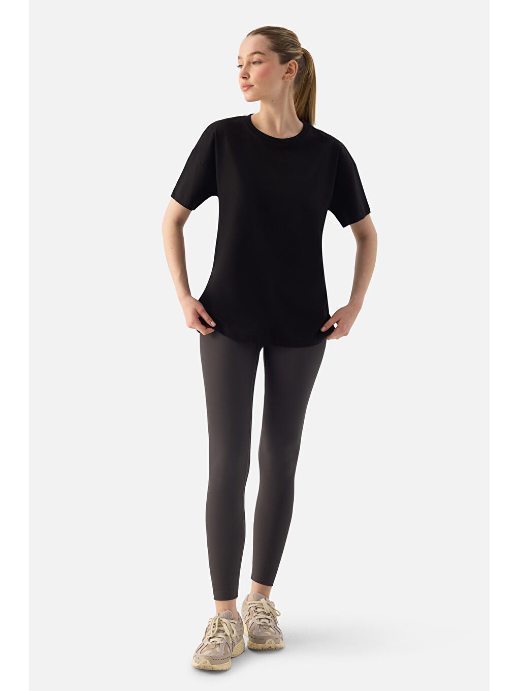 Elora Rahat Kalıp Oversize Siyah Tişört-1