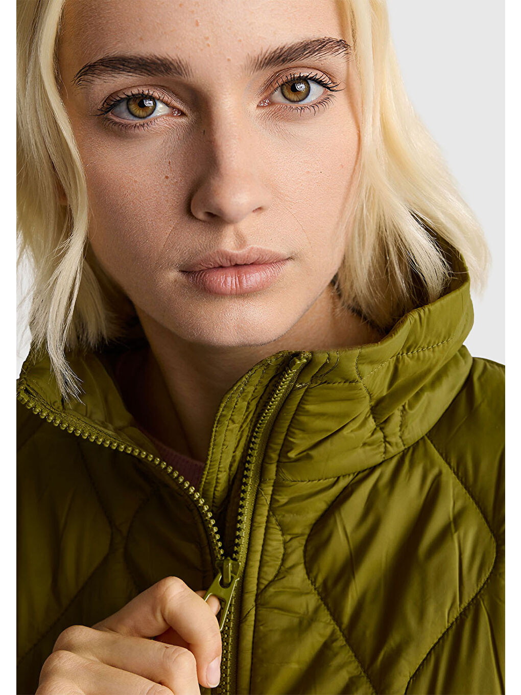 Kadın Haki Yeşili Fermuarlı Cepli Dik Yaka Kapitone Mont-5