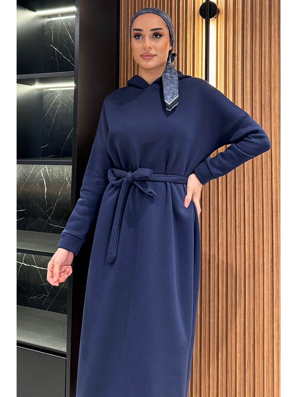 Lacivert Kapüşonlu Üç İplik Şardonlu Kuşaklı Tesettür Elbise-2