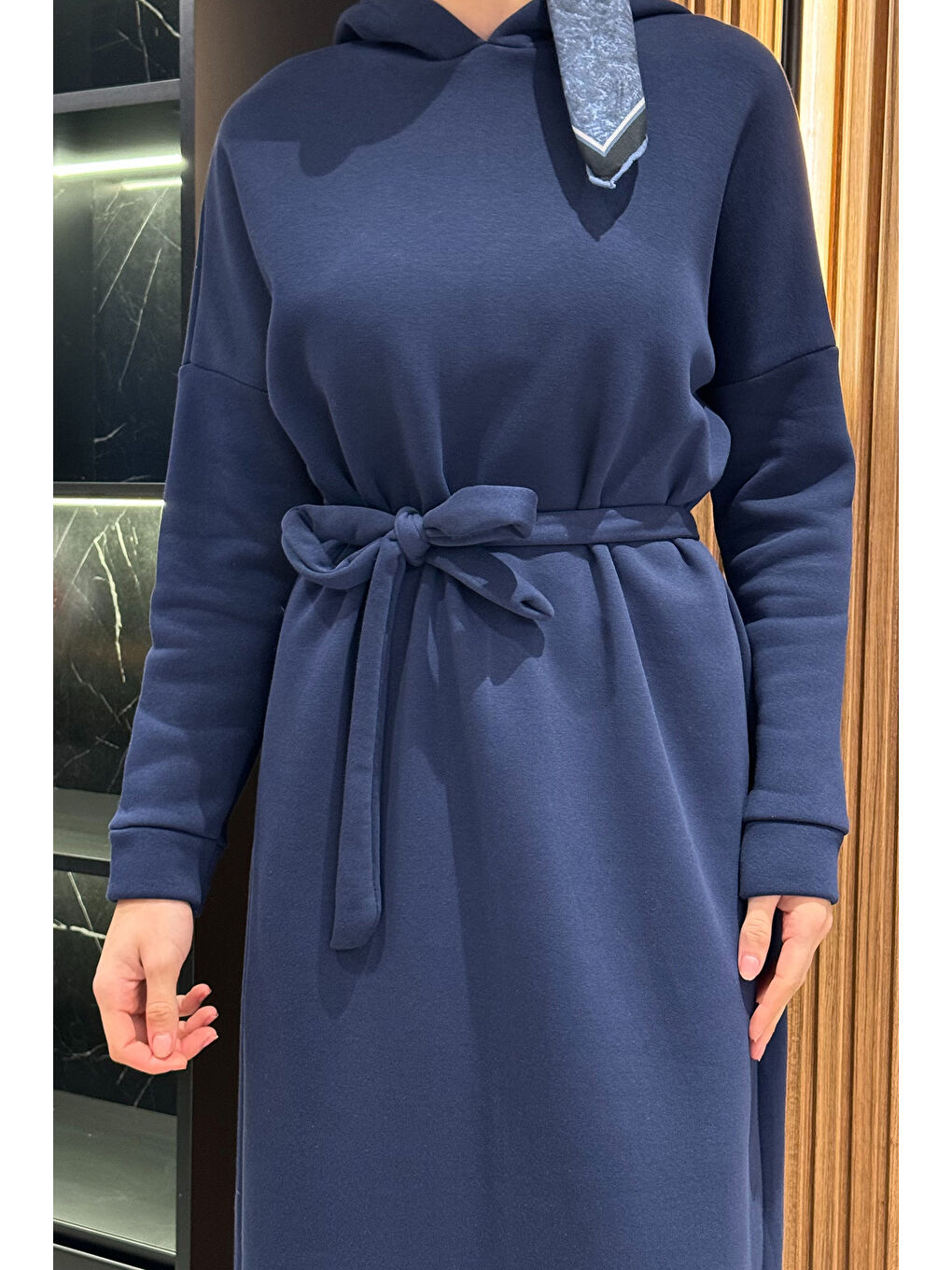 Lacivert Kapüşonlu Üç İplik Şardonlu Kuşaklı Tesettür Elbise-5