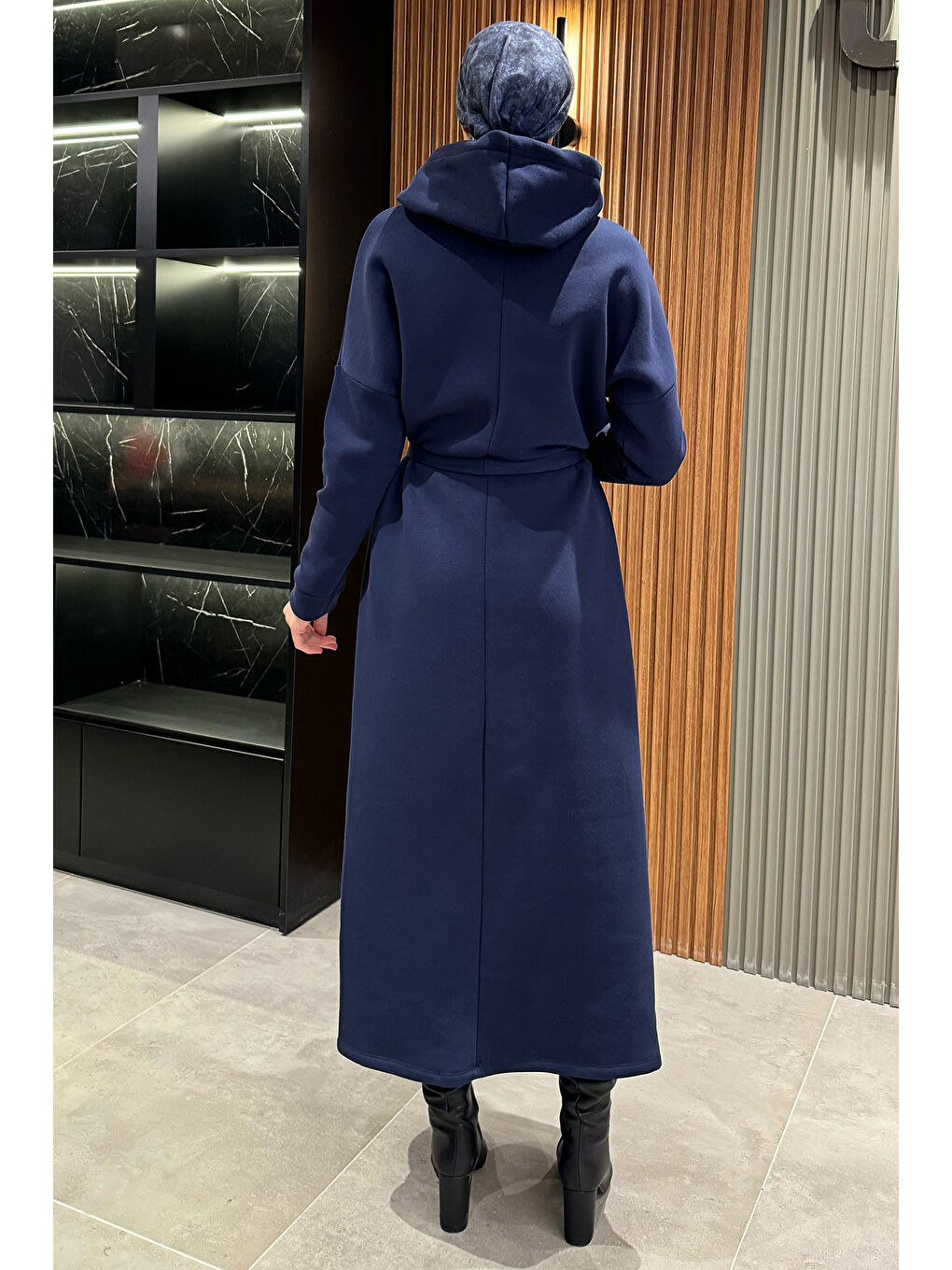 Lacivert Kapüşonlu Üç İplik Şardonlu Kuşaklı Tesettür Elbise-6