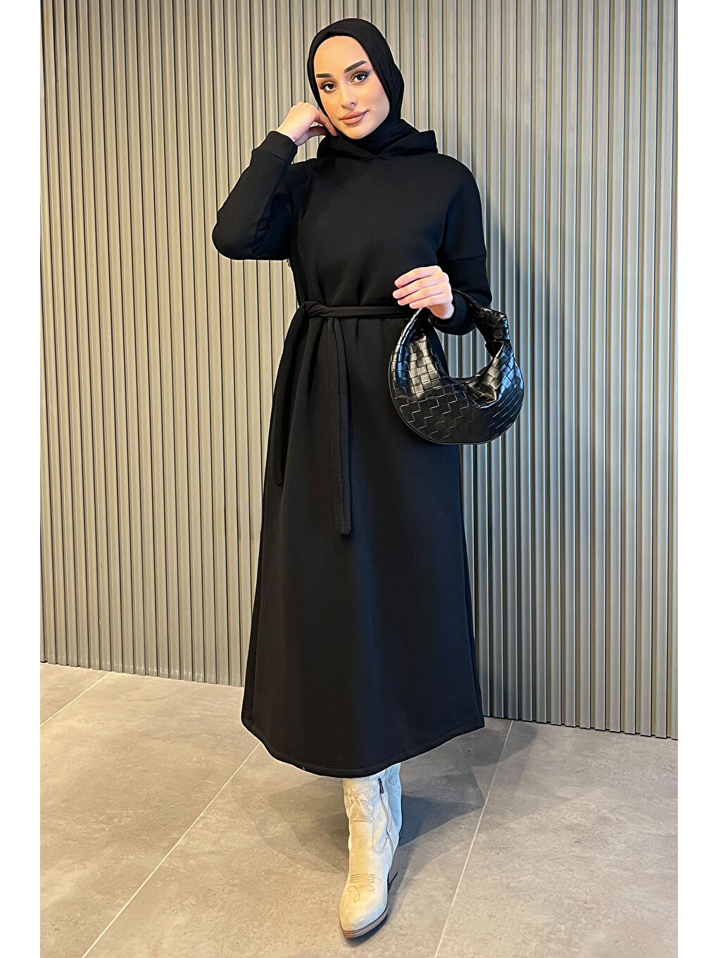Siyah Kapüşonlu Üç İplik Şardonlu Kuşaklı Tesettür Elbise