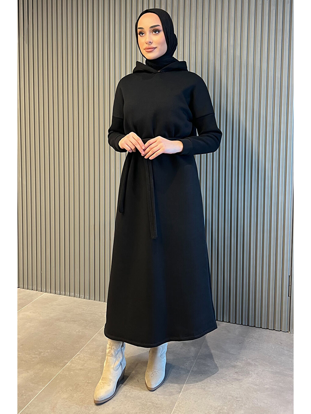 Siyah Kapüşonlu Üç İplik Şardonlu Kuşaklı Tesettür Elbise-3