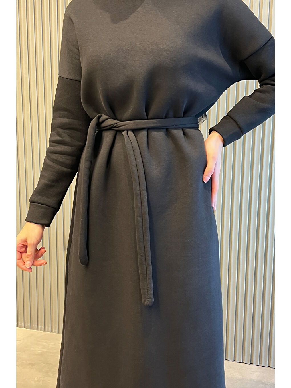 Siyah Kapüşonlu Üç İplik Şardonlu Kuşaklı Tesettür Elbise-5