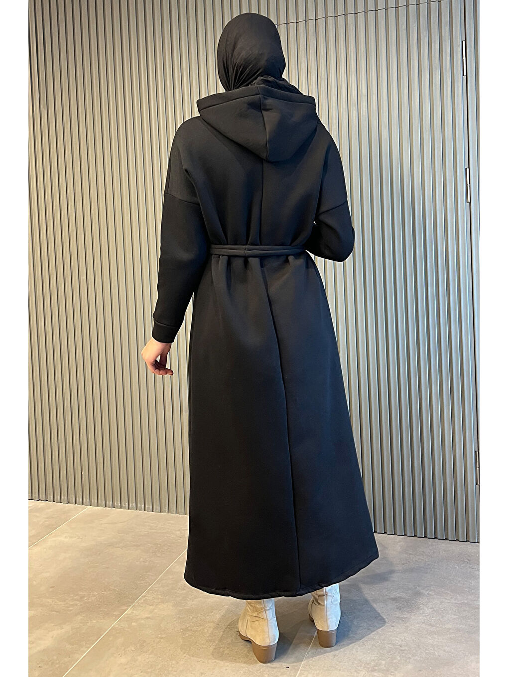 Siyah Kapüşonlu Üç İplik Şardonlu Kuşaklı Tesettür Elbise-6