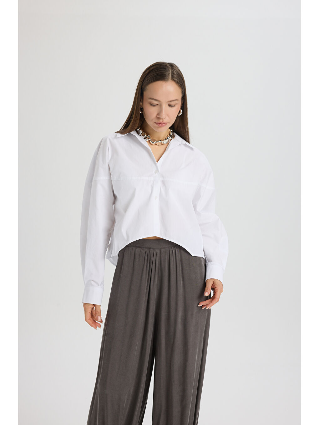 Numen Yırtmaç Detay Beyaz Kısa Gömlek-1