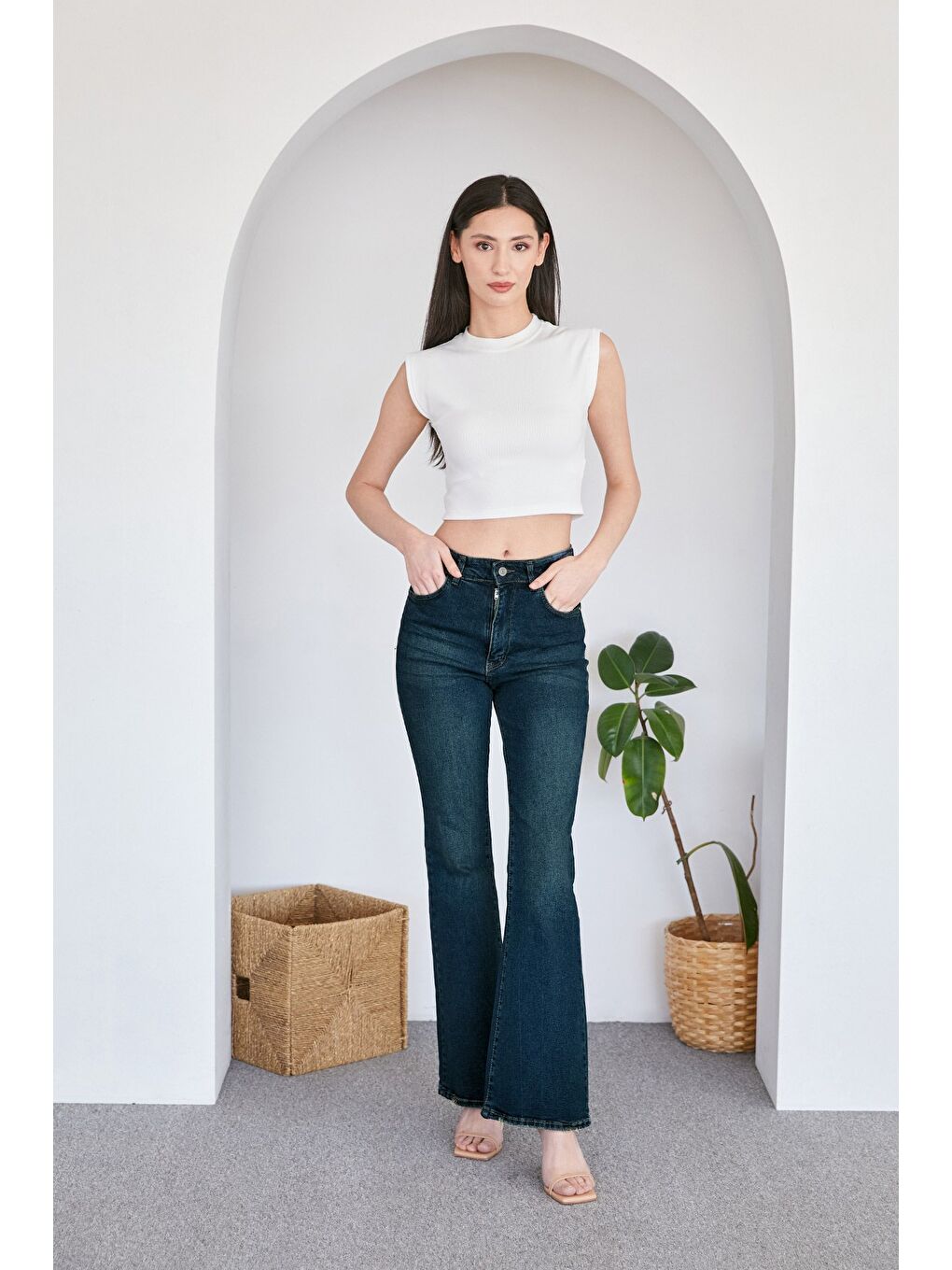 Beyaz Fitilli Bisiklet Yaka Crop Tişört-1