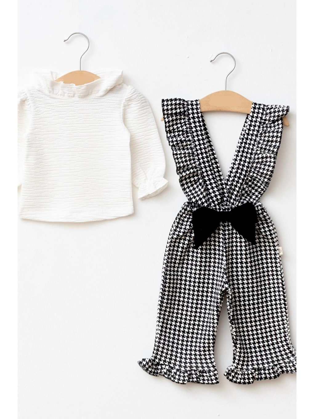 Siyah Kız Bebek Kazayağı Desenli Fırfırlı Salopet Takım