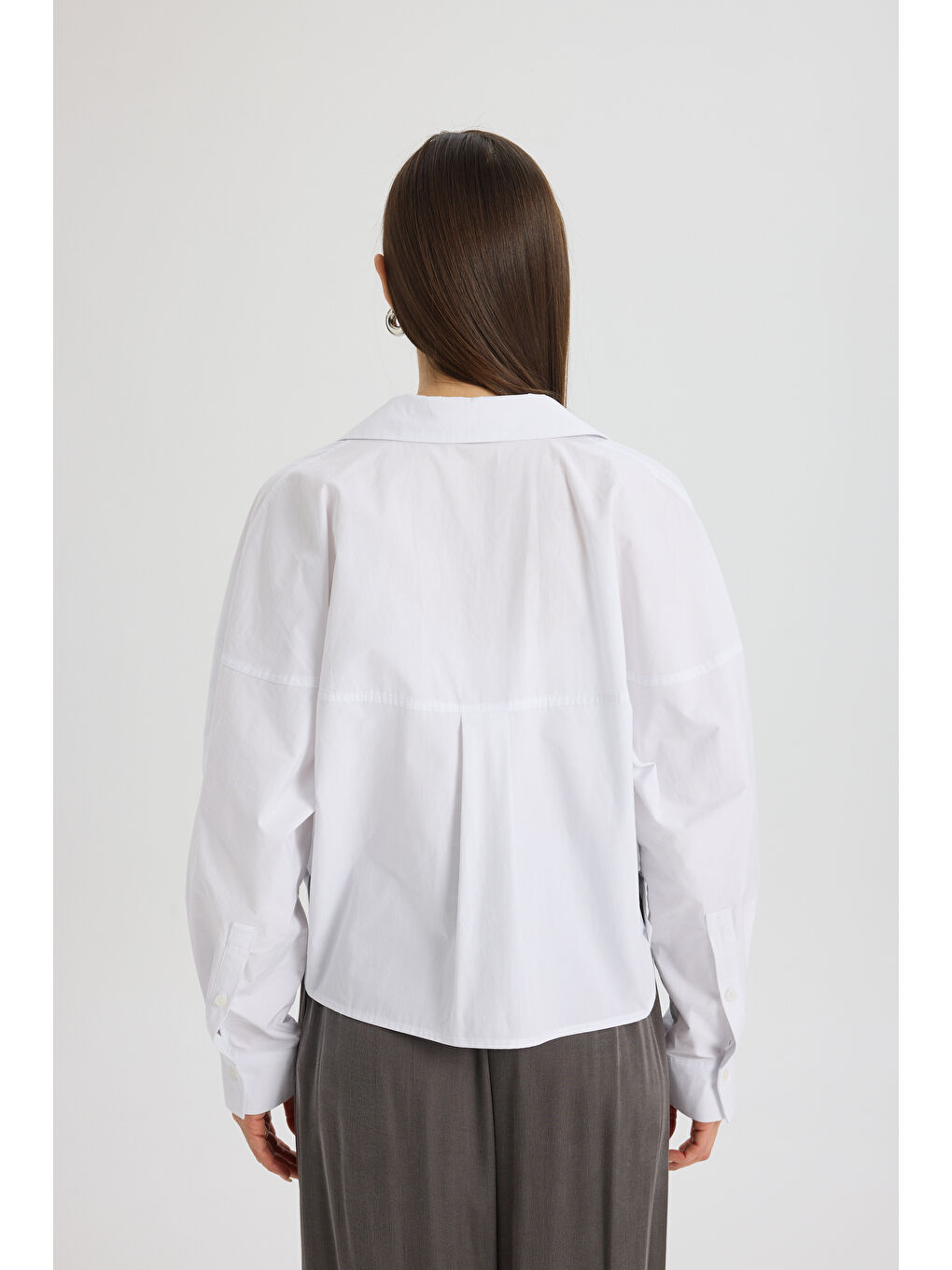 Numen Yırtmaç Detay Beyaz Kısa Gömlek-4