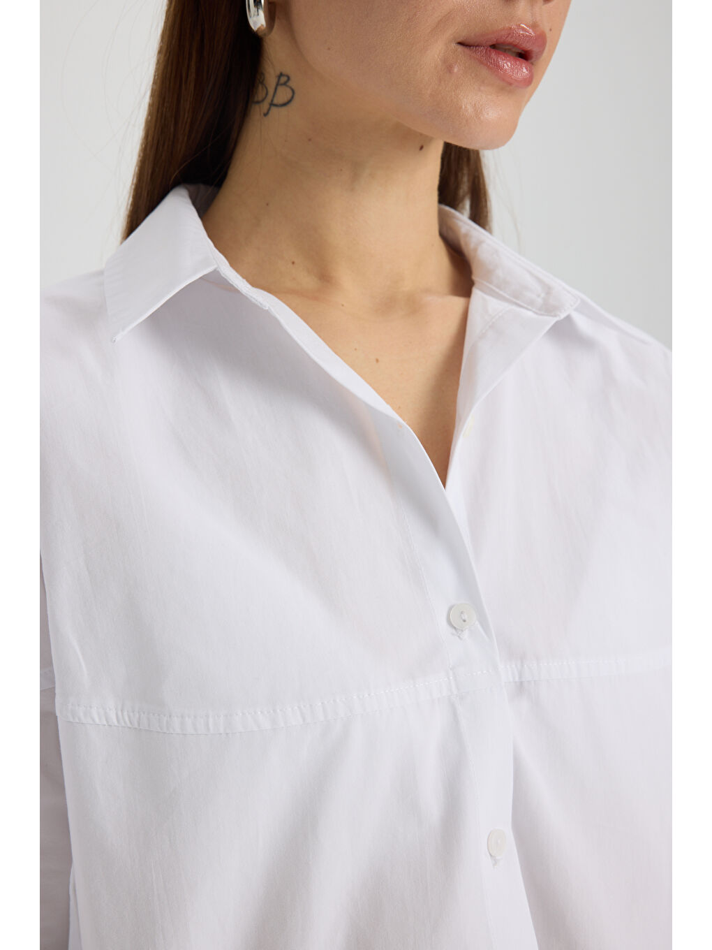 Numen Yırtmaç Detay Beyaz Kısa Gömlek-6