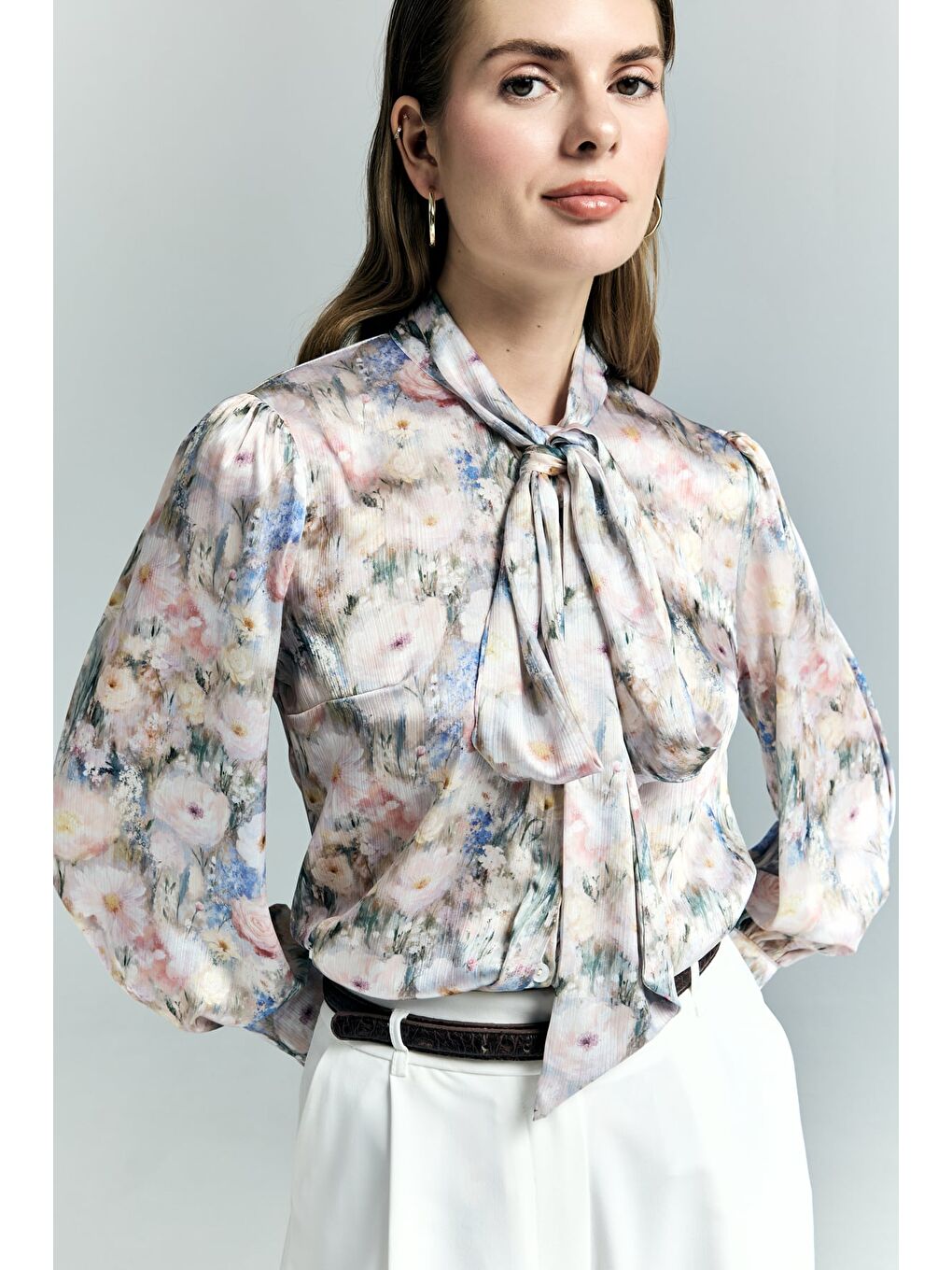 Pembe Çiçek Desenli Fularlı Gömlek - Pudra-3