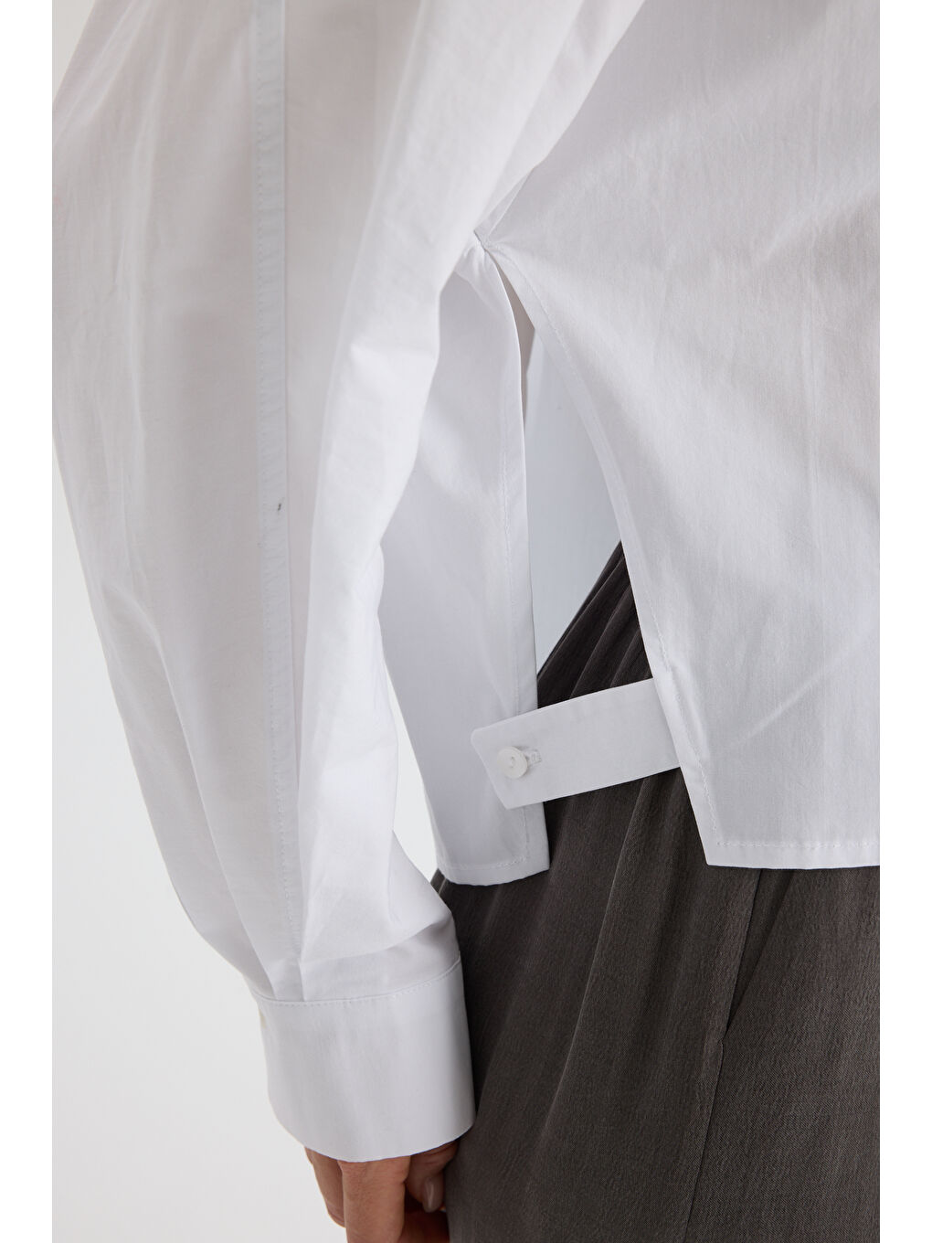 Numen Yırtmaç Detay Beyaz Kısa Gömlek-7
