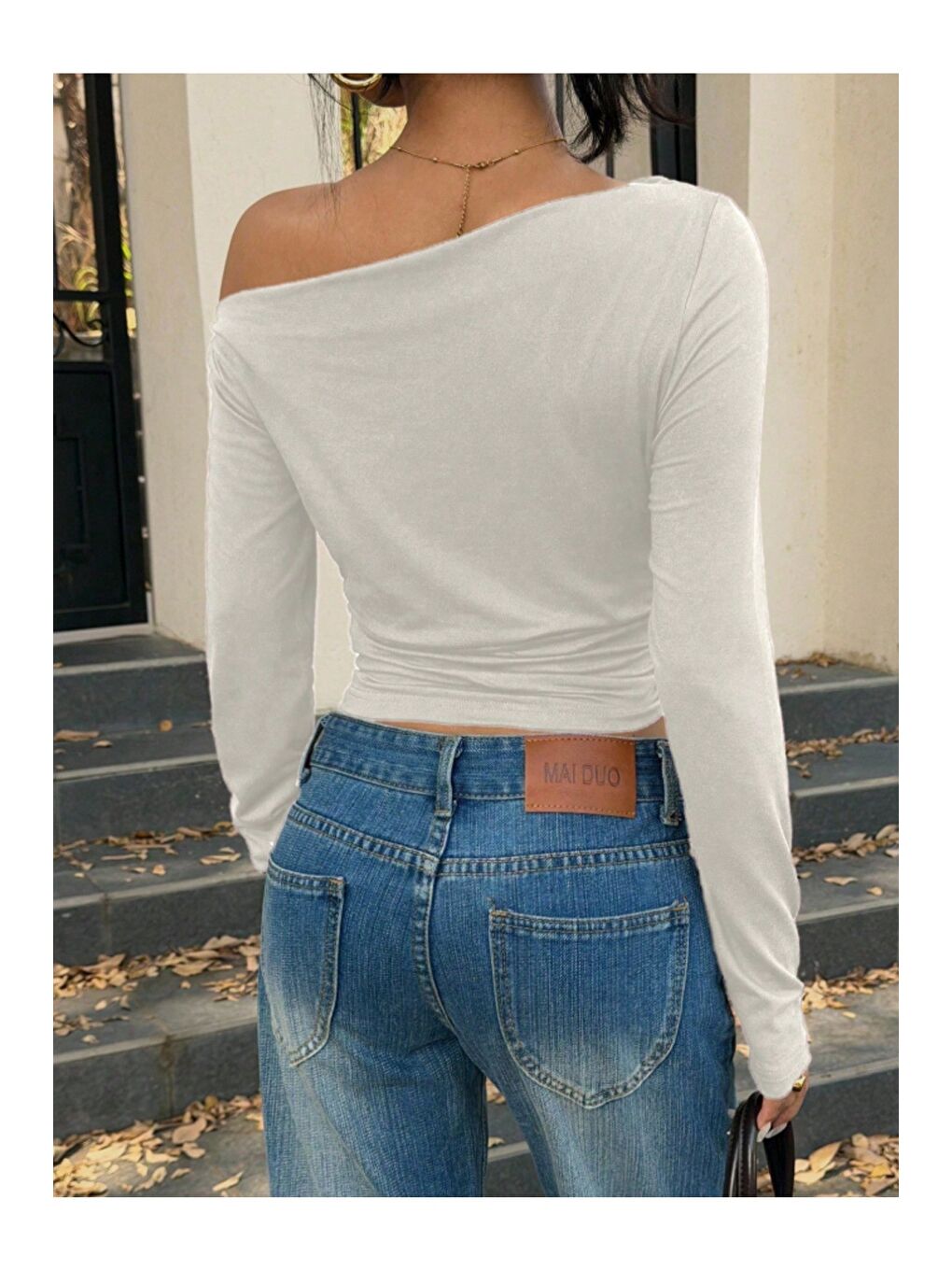 Beyaz Kadın Asimetrik Omuz Uzun Kollu Büzgülü Dar Kesim Kısa Tişört-2