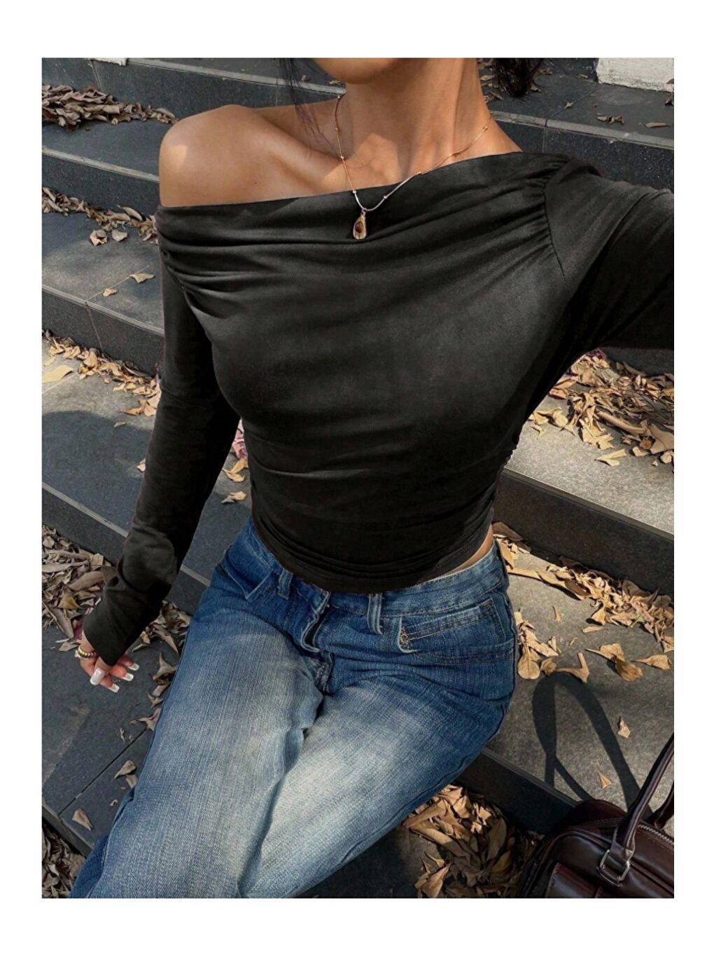 Siyah Kadın Asimetrik Omuz Uzun Kollu Büzgülü Dar Kesim Kısa Tişört-4