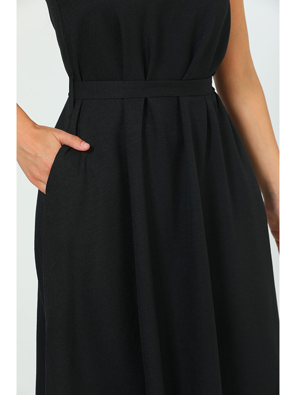 Siyah Kadın Bisiklet Yaka Cep Detaylı Bel Kuşaklı Uzun Elbise-6