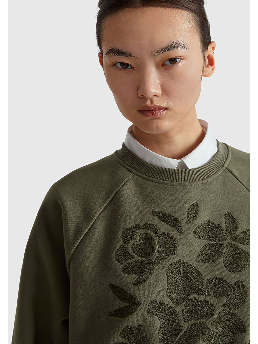 Kadın Haki Pamuk Karışımlı Önü Çiçek Desenli Bisiklet Yaka Sweatshirt-5