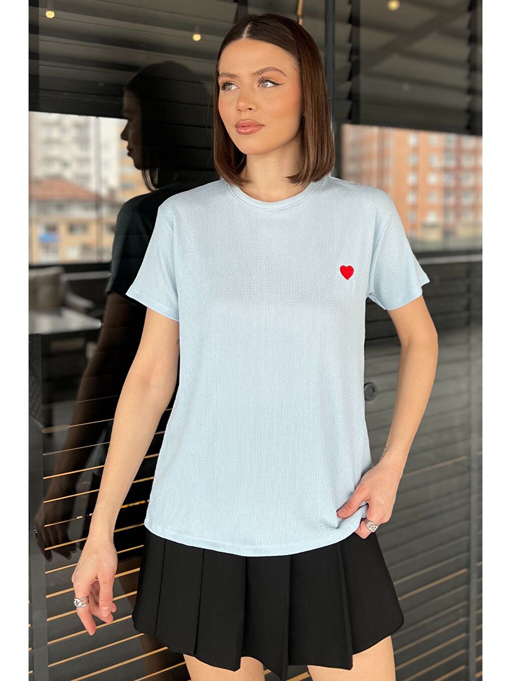 Mavi Kadın Bisiklet Yaka Kalp Nakışlı Tişört