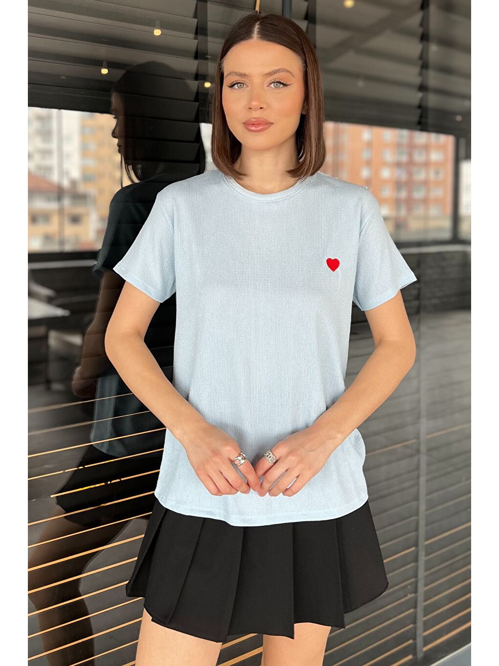 Mavi Kadın Bisiklet Yaka Kalp Nakışlı Tişört-1