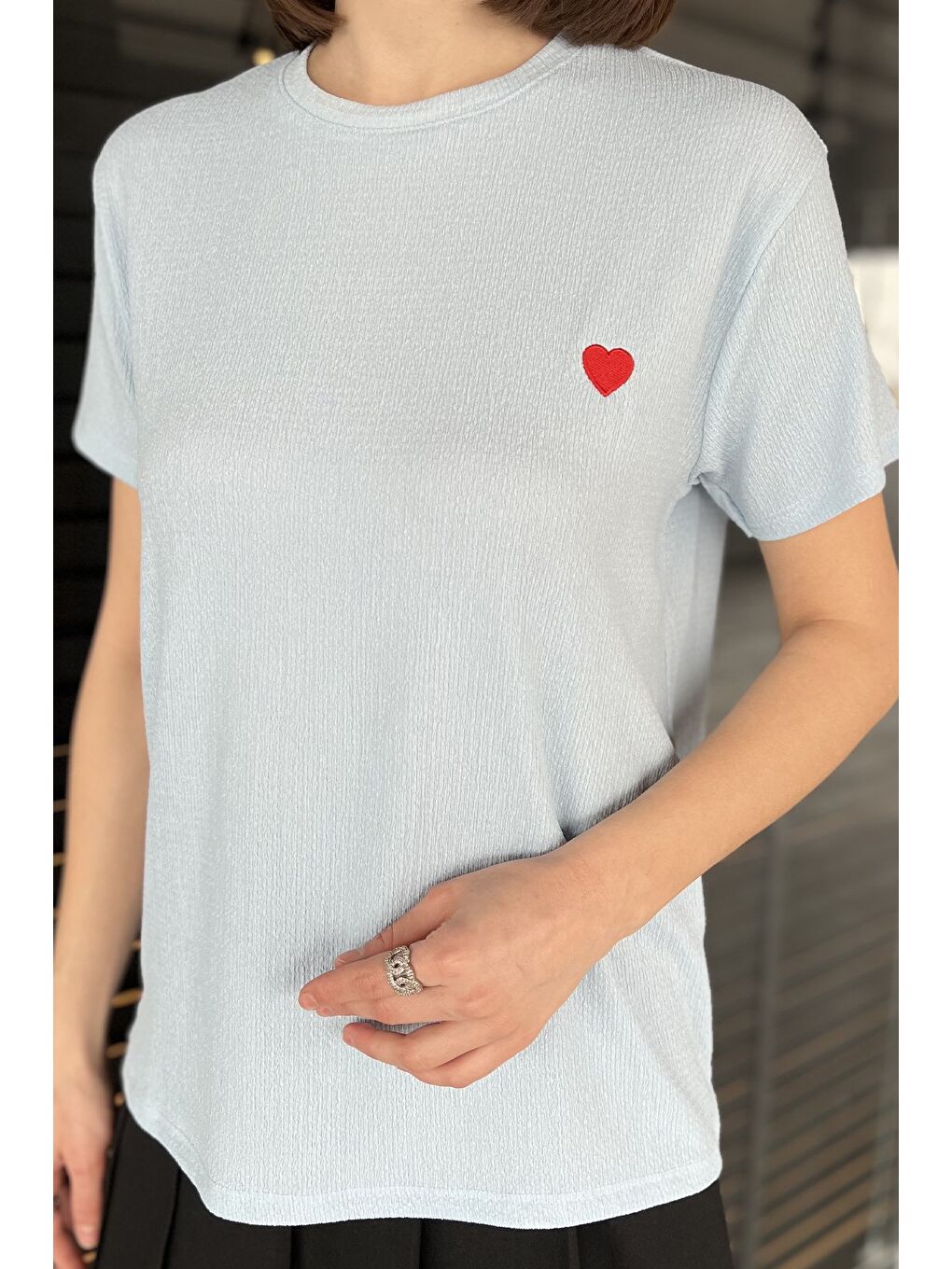 Mavi Kadın Bisiklet Yaka Kalp Nakışlı Tişört-2