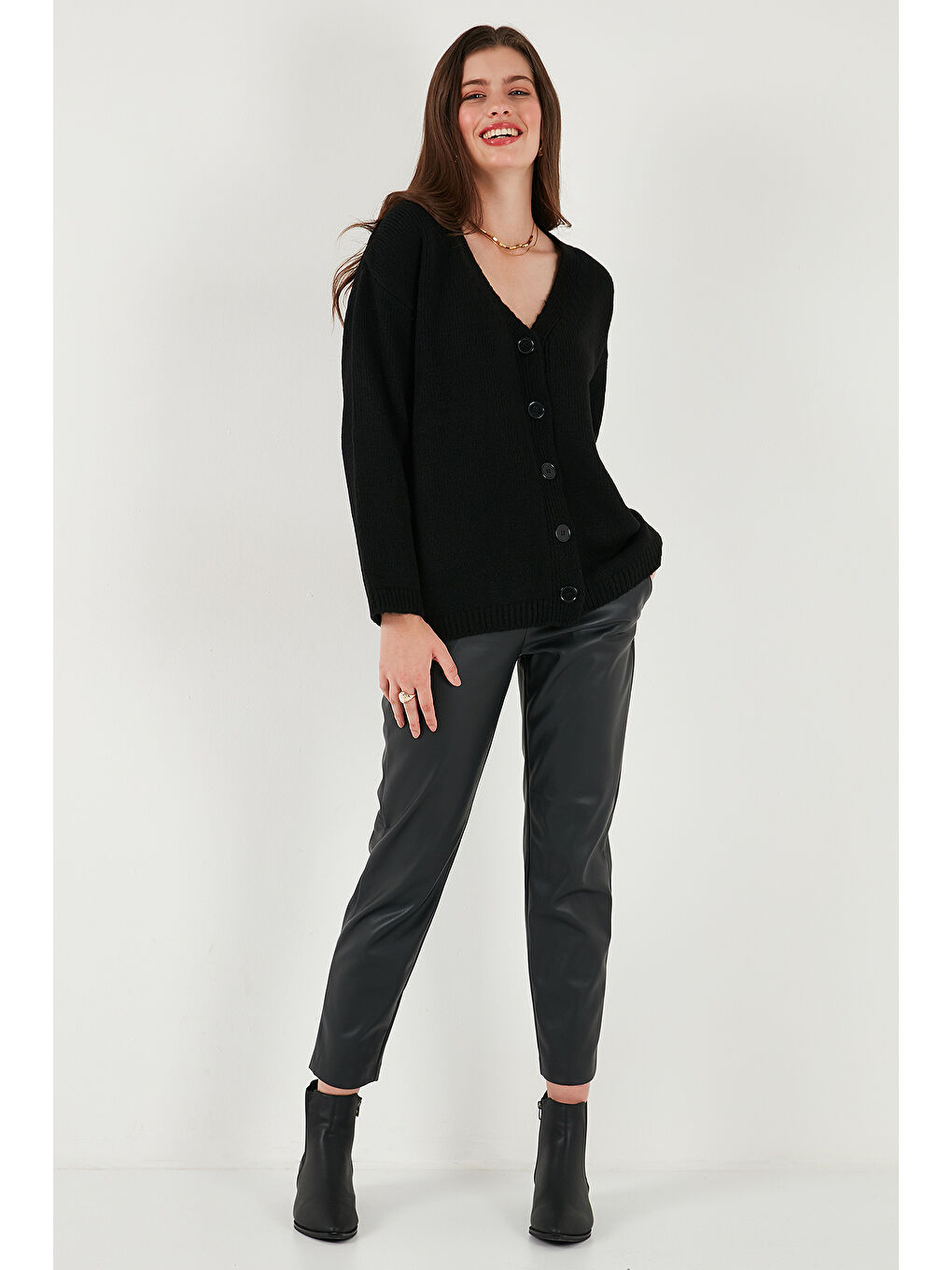 Siyah Regular Fit V Yaka Düğmeli Triko Hırka 4616229-2