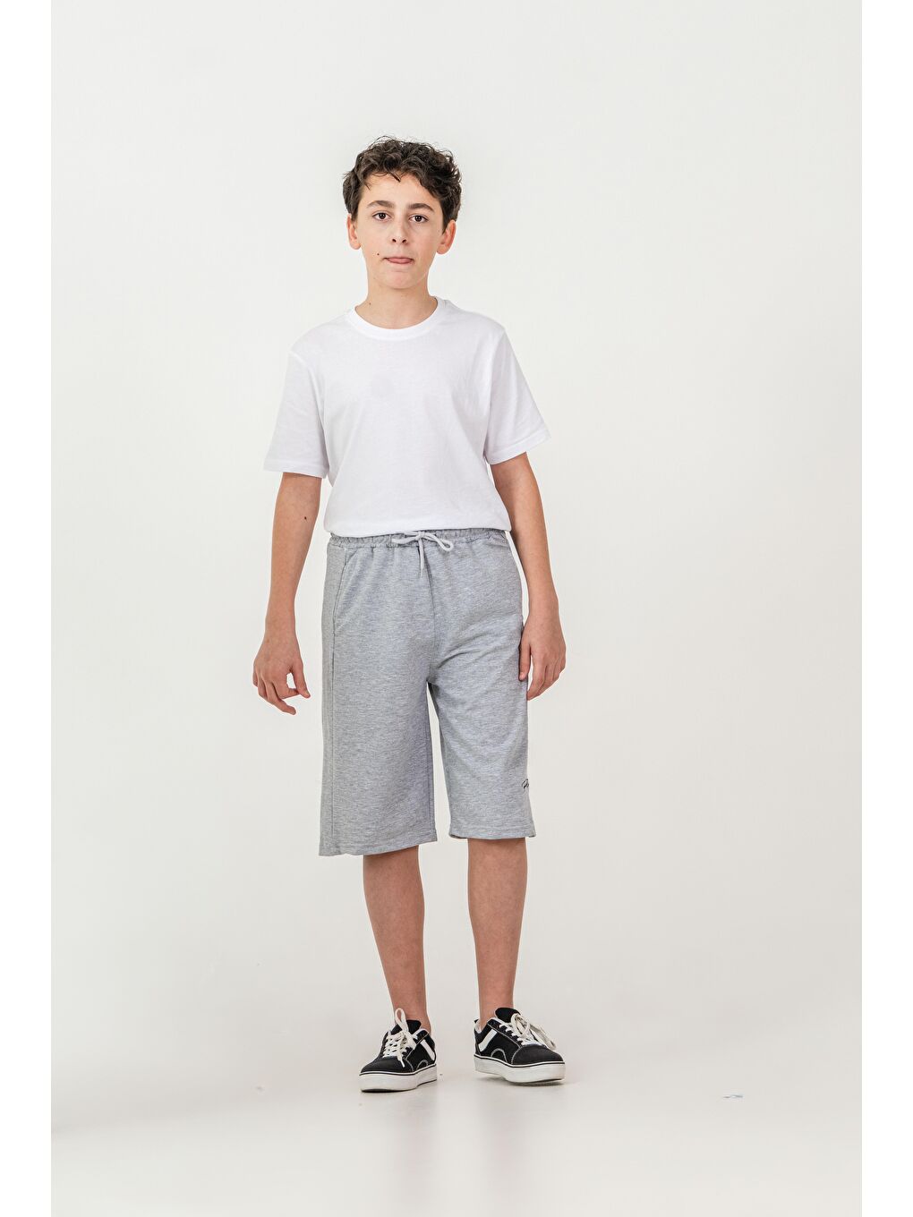 Gri Sol Bacak Nakışlı Erkek Çocuk Şort